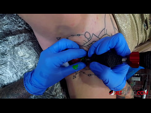 ❤️ Keçika pir tattookirî Sully Savage tattooek li ser klîtorê xwe kir. ️ Pornoya hişk li me ku.ru-pp.ru